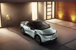 Svelata la Nissan Ariya MY26: infotainment Google, V2L e assetto rivisto. Ma c'è un'incognita per il mercato italiano