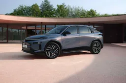 Il riscatto di Melfi: Lancia svela la Nuova Gamma, il crossover italiano da oltre 1.000 km di autonomia (ibrida)
