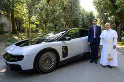 Da Mattarella a Papa Leone: tour inaugurale per la Ferrari Luce, il battesimo è d'eccezione