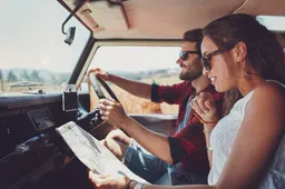 Perché andiamo in vacanza tutti negli stessi posti (anche in auto)? La trappola dell'algoritmo e i 5 trucchi per riscoprire la vera libertà su strada