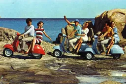 Ottant'anni di un'icona globale: a Roma la mostra fotografica che celebra il mito della Vespa