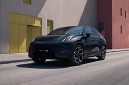 Lynk & Co rilancia la 02: ecco il Model Year 2027 tra gaming a bordo e design rinnovato