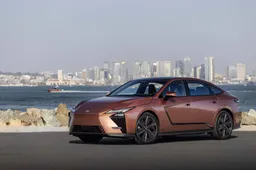 Nuova Lexus ES: l’ottava generazione ha un design futuristico e pulsanti “fantasma”