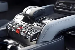 Paura che l'auto elettrica prenda fuoco? Potrebbe arrivare il pulsante "salvavita" obbligatorio
