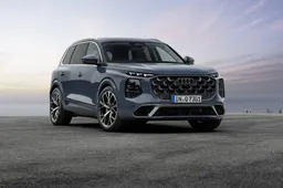 Nuova Audi Q7 2026, il maxi SUV definitivo: fari che "scrivono" sull'asfalto, ChatGPT a bordo e fino a 7 posti