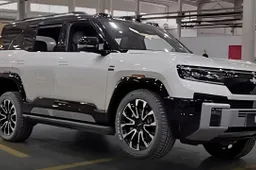 Il nuovo SUV cinese che si solleva da solo e viaggia su tre ruote: il cambio gomme così è fenomenale [VIDEO]