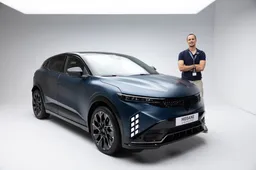 Ho visto dal vivo la nuova Renault Megane E-Tech e te la racconto: cambia sguardo e ora fa molta più strada