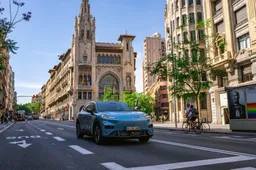 Ho guidato la Changan Deepal S05: è ibrida, indossa un vestito italiano, ma la sorpresa è un'altra