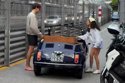 La sua FIAT 500 lo molla per strada a Monaco: il pilota di F1 costretto a spingerla con la fidanzata