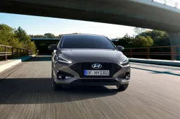 Svelata la nuova Hyundai i30 MY27: la compatta si aggiorna col 5G, ma la vera sorpresa è nel listino prezzi