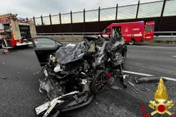 Grave incidente all'alba sulla A4: scontro tra auto e furgone, un ferito è gravissimo