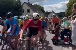 Fuoriprogramma surreale al Saarland Trofeo: anziano in scooter invade la strada, incredibile carambola nel gruppo