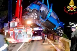 Tragedia sul Lago di Como, auto finisce in acqua dopo un frontale: un morto e tre feriti. Arrestato per omicidio stradale il conducente in fuga