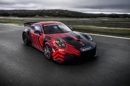 Porsche rivoluziona il motorsport clienti: l’iconica 911 esordisce nella categoria GT4