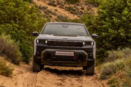 Nuova Jeep Compass, al via gli ordini: debutto per il fuoristrada elettrico da 375 CV e la variante a lunga autonomia