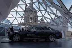 Mercedes-Benz Classe S: la nuova era del lusso debutta sotto il cielo di Roma