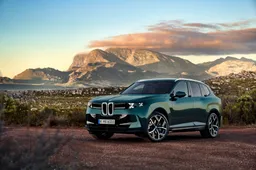 Nuova BMW X5: la svolta con 5 motori diversi, interni in ardesia e i fari con le “X”
