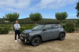 Ho provato la Renault 4 Plein Sud: tetto in tela e tanto spazio, ma il costo non è per tutti