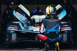 Pesa appena 275 grammi: a Le Mans il debutto della tuta Sabelt da record per l'Alpine