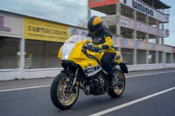 Il mito di Kenny Roberts rivive su strada: Yamaha lancia la nuova XSR900 GP 2026