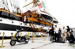 L'eccellenza italiana a New York: svelata una Vespa in esemplare unico a bordo dell'Amerigo Vespucci