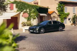 Salotto digitale e motori ibridi: la nuova Mercedes-Maybach Classe S alza l'asticella del lusso automobilistico