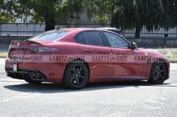 Alfa Romeo Giulia Quadrifoglio MY27 sorpresa su strada: il V6 si prepara alla sfida Euro 7