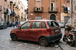 Scatta una nuova tassa da 95 euro per i proprietari di auto abbandonate: ecco il primo comune che l’ha approvata