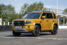 Lusso, 544 CV e anima off-road: il nuovo SUV plug-in da oltre 800 km di autonomia pronto a sbarcare in Europa