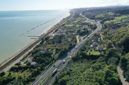 Esodo estivo 2026: 16 milioni di auto in autostrada. Ecco i giorni da bollino nero e il piano di Aspi