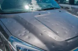 La tua auto è stata colpita dalla grandine? Ecco quanto costa ripararla