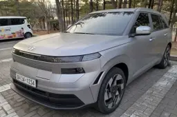 Beccata in strada la nuova Hyundai Kona: cambia tutto, il frontale non si è mai visto
