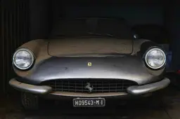 Dimenticata per 40 anni in un garage a Milano: il clamoroso ritrovamento di una Ferrari unica al mondo