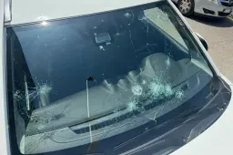 Vetri in frantumi e partenze a rischio: scatta il piano d'emergenza notturno contro i danni da grandine