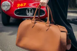 Maserati e Poltrona Frau: il lusso sposa l'economia circolare nella nuova Weekend Bag del centenario