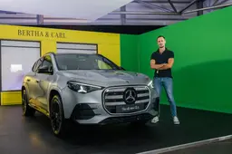 Ho visto dal vivo la nuova Mercedes GLA 2026 e te la racconto: megaschermi dentro, scenografica fuori. Subito elettrica, poi ibrida