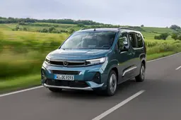 Spazio, tecnologia e nuovo motore a benzina: la versatilità di Opel Combo a partire da 26.600 euro