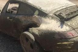 Quattro anni sul fondo del fiume: l'incredibile recupero e la rinascita di una Porsche 911