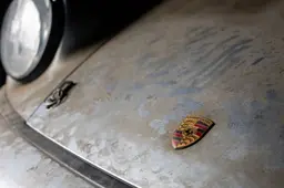 Riscoperta questa Porsche 911 ancora la cera di fabbrica, ma completamente impolverata: vale una fortuna [FOTO]