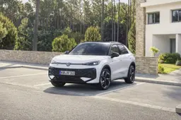 Volkswagen svela i listini delle nuove Golf e T-Roc Full Hybrid da 170 CV: ecco quanto costa dire addio alla spina e al Diesel
