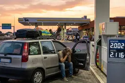 Rientro da incubo per gli automobilisti: i carburanti ancora sopra i 2 euro, e lo sconto sul Diesel ha le ore contate