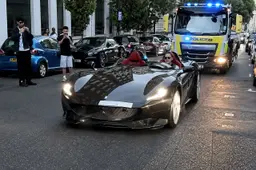 Sequestrata Ferrari da 4 milioni di euro, e al volante ci finisce un poliziotto: il video virale