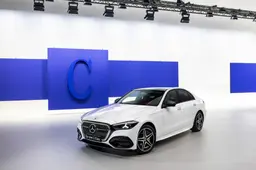 Mercedes Classe C 2026: col restyling è più tecnologica, più potente e ha il muso “da grande”