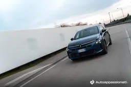 Lancia Ypsilon Turbo 100, grandi sconti ad agosto: col cambio manuale scende a 15.950 euro con rate da 99 euro