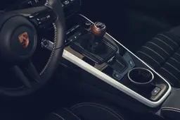 Che spettacolo! Porsche rimette il cambio manuale sulla 911 Carrera S, ma c'è una brutta notizia