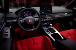 Il volante in Alcantara è una delle chicche da vero appassionato