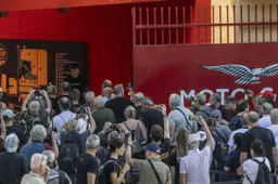 Bagno di folla a Mandello: al via le Giornate Mondiali Moto Guzzi 2026
