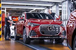 Dentro la fabbrica del futuro: Mercedes-Benz avvia la produzione della nuova GLA ibrida tra intelligenza artificiale e gemelli digitali