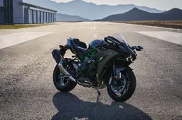 Oltre 200 CV e tecnologia aerospaziale: torna il "mostro" sovralimentato che fa tremare le superbike
