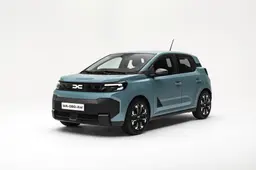 La Dacia Spring 2026 è diventata grande: ora è più lunga, più spaziosa ma il prezzo non cambia